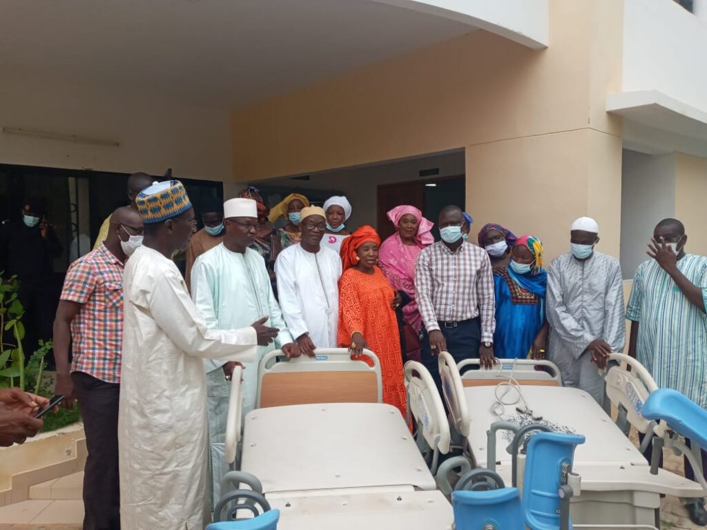 The mayor receiving Hospital beds from AMA